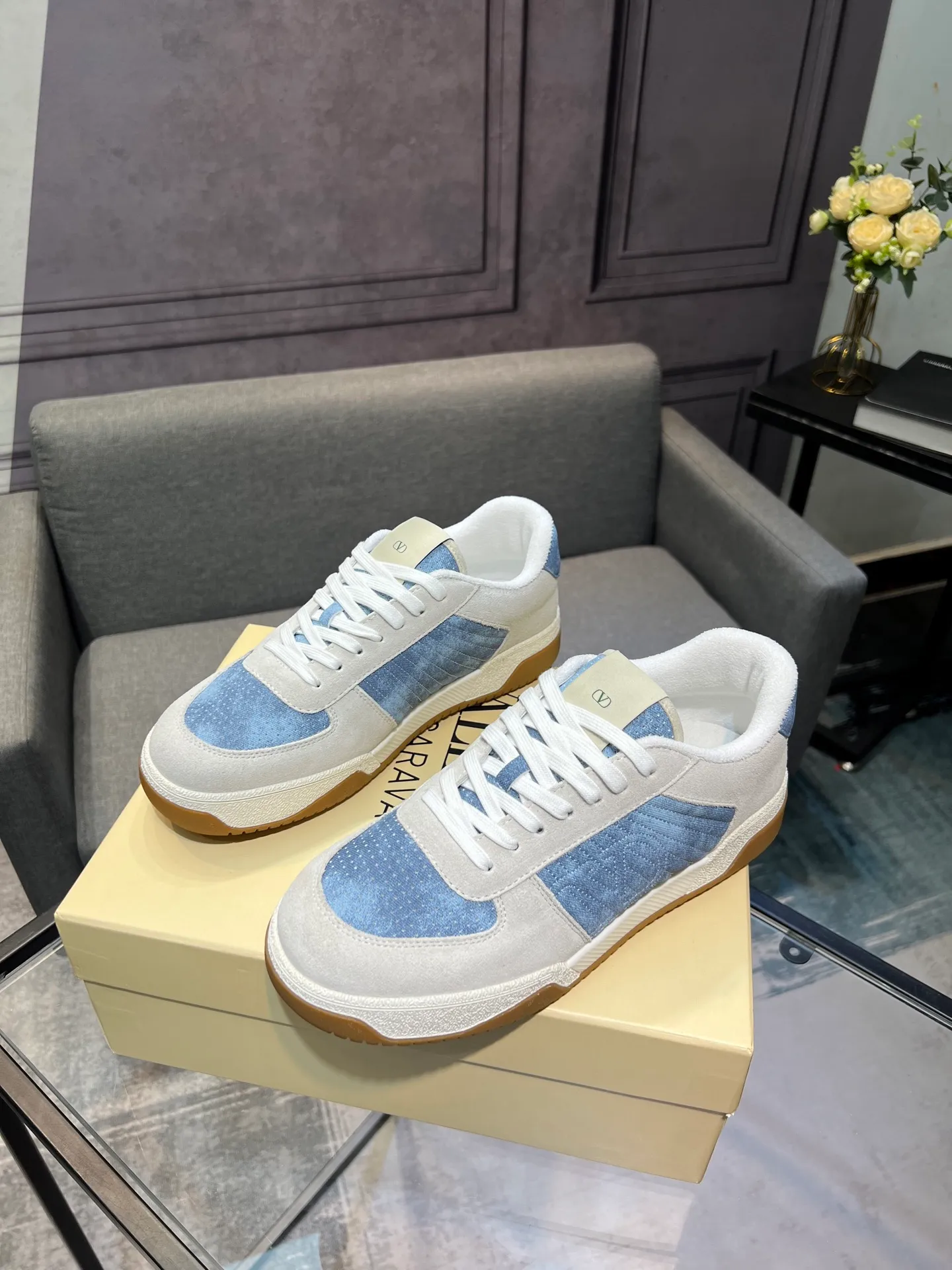Men's shoes 💰720 VALENTINO Valentino 2025 popular casual sports shoes! 👍Fabric: Original custom punched + full-grain cowhide 👍Feet: cowhide + V-mark special injection insole (original 1:1) 👍Outsole: TPR+raw rubber combination wear-resistant outsole 👍Packaging: original beige full set of noble counter packaging 👍Code number: women's 35-41, men's 38-45 women's 40.41 men's 45.46 customized